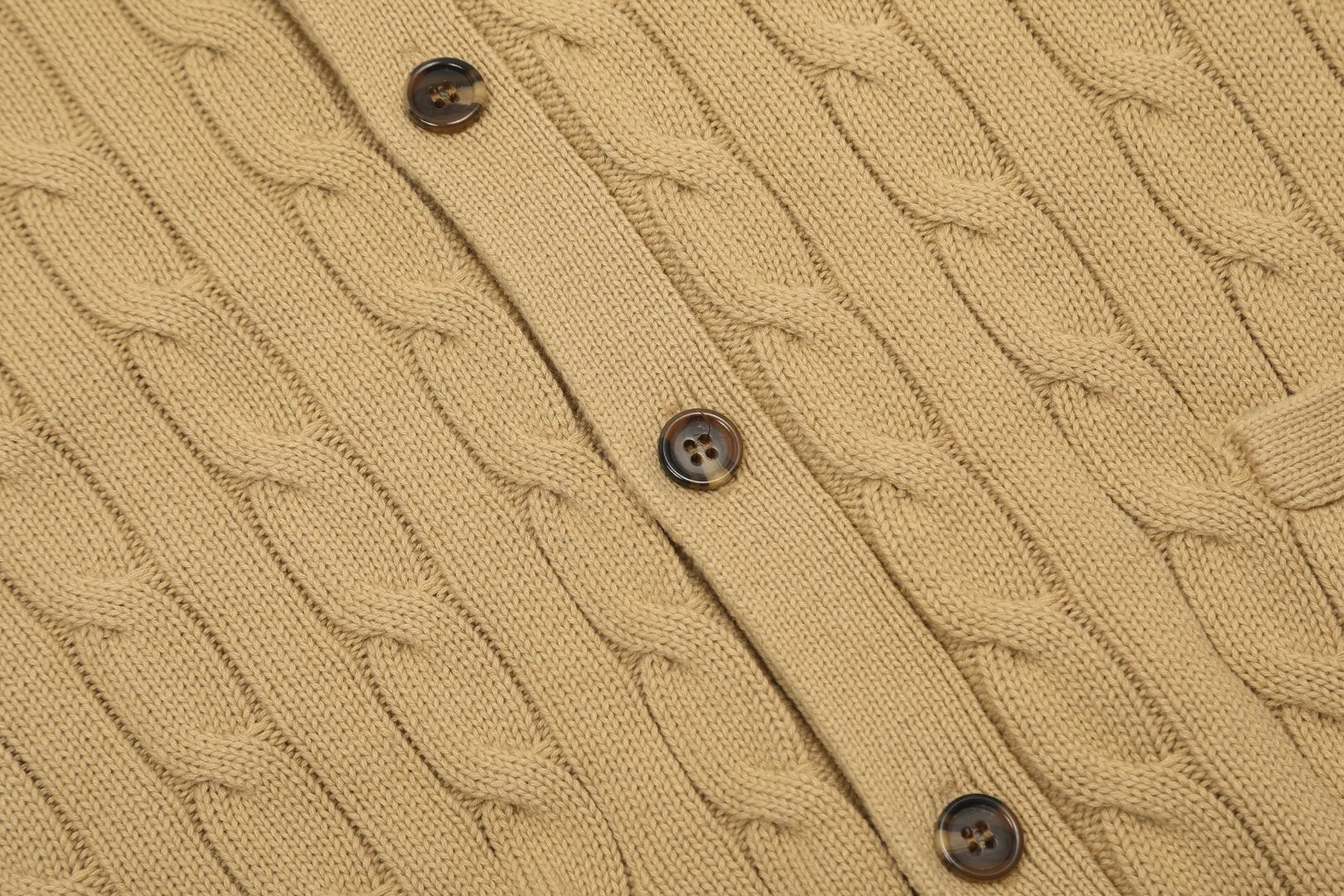 P270 Top quality" Style number: DS013# [Ralph Lauren V-neck solid color pony embroidered logo twist knitted cardigan] ✅Ralph Lauren classic basic versatile all-season couple knitted cardigan jacket ✅Main supplier platform live broadcast Wholesale entities will be replenished if out of stock, will not be removed from the shelves ✅ZP quality 1:1 version Scan the code to enter the GF website Counter quality ✅Detailed quality The only one in Guangzhou Imported quality cotton yarn, focusing on high-end Needless to say, cost-effective and good quality. ✅The version is restored to the original size. The maximum size can be worn up to 200 pounds. Loose, comfortable and stress-free. ✅The upper body is simple and easy to match. A must-have for ootd. Good-looking clothes are never picky. A must-have for men and women with the same style. Recommended for couples. Size: S-XL. Color: black, navy, off-white, gray, light blue, khaki.